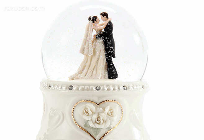 送闺蜜的实用结婚礼物排行榜四、婚礼旋转水晶球音乐盒